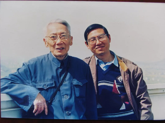 陆佩弦教授（左）与同事吴定柏教授合影.webp_副本.jpg