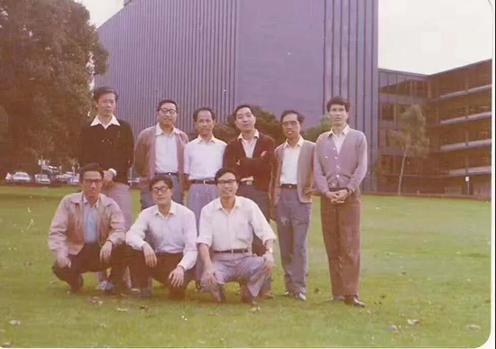 我国第一批派往澳大利亚悉尼大学留学的九位学者，前排中间为侯维瑞教授_副本.jpg