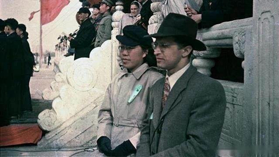 苏联人拍摄的新中国开国大典彩色照片之一（左为吴堉）_副本.jpg