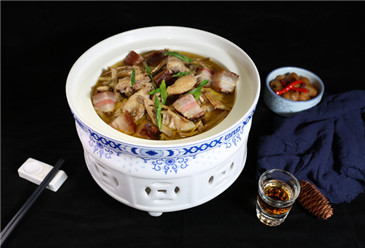 Bashan stewed chicken with preserved meat （巴山腊肉煨土鸡）