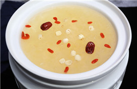 White fungus soup with lotus seeds （通江银耳莲子羹）