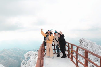 International ice & snow festival opens in Guangwu Mountain 