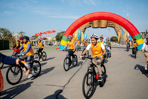 International volunteers enjoy cycling in Qingdao