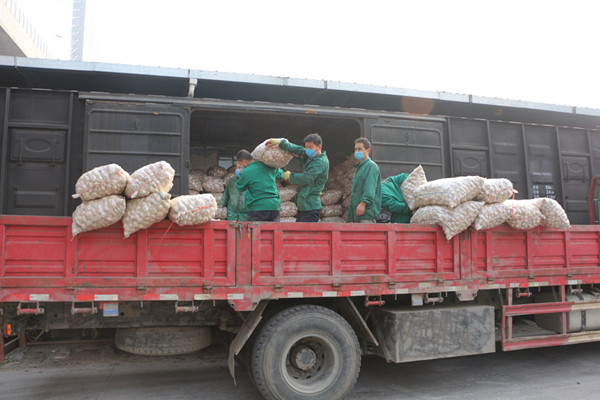 Workers load agricultural products onto a train that set off for Wuhan on Tuesday at noon.jpg