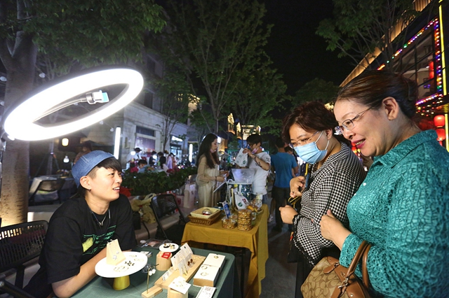 济南：“小南湖 夜派对”主题特色夜市吸引市民游客前来VCG111287702631.jpg