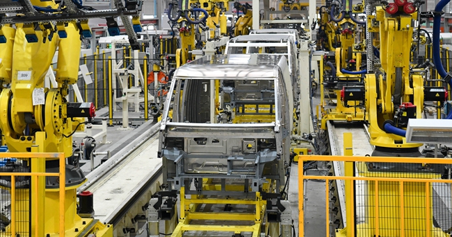 2月9日，在山东省邹平市魏桥轻量化基地全铝车身集成生产线，机器人正在铆接全铝小物流车身。 (3)_副本.jpg