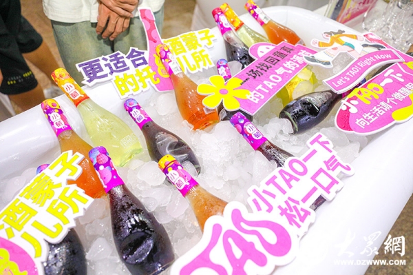 A variety of Yantai wines attract consumers to stop and make a purchase. [PhotoDazhong News].jpg