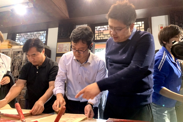 Woodblock printing impresses foreign journalists in Jinan