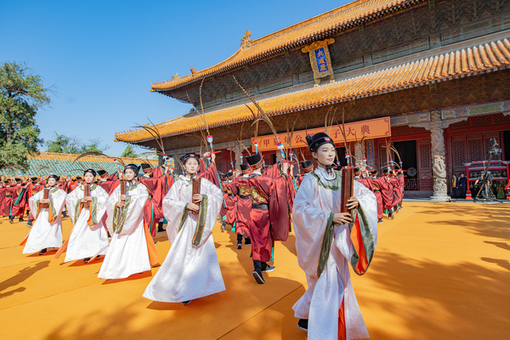 Intl media influencers honor Confucius at memorial ceremony