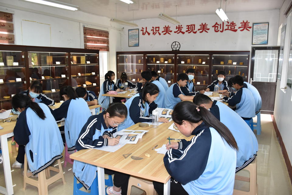 Jining teenagers learn about seal carving