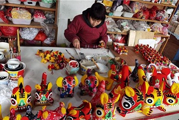 Jining's Niu Chenglu devoted to preserving tiger fabric art