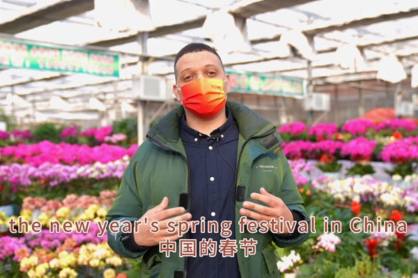 Expat buys flowers in honor of Spring Festival