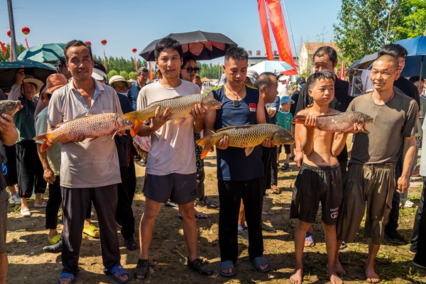 Wanglu town hosts fish-catching competition