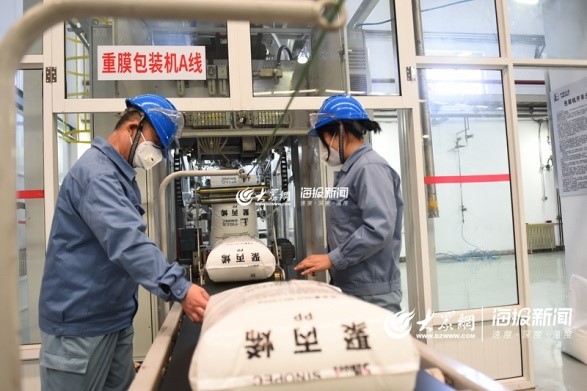 Sinopec Qingdao Refining and Chemical Company accelerates its manufacturing pace to produce more polypropylene materials to ensure sufficient medical supplies nationwide.jpg