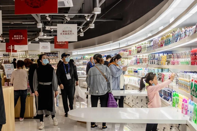 “双十一”期间，中日韩消费专区电商体验中心众多消费者在此体验消费。1.jpg