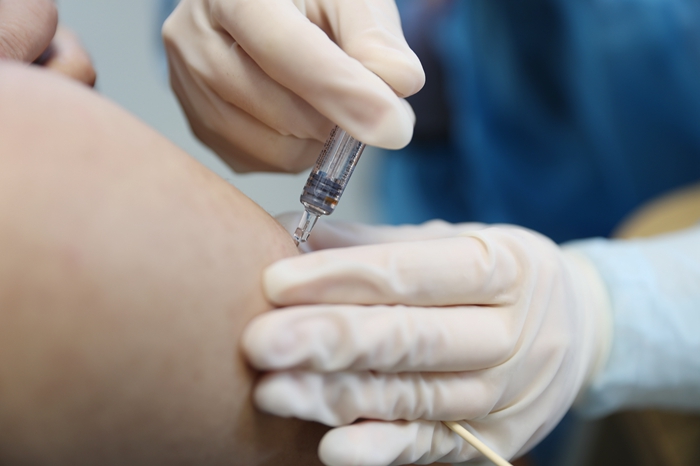 04 医护人员在接种新冠疫苗。（张进刚 摄1 .JPG.jpg