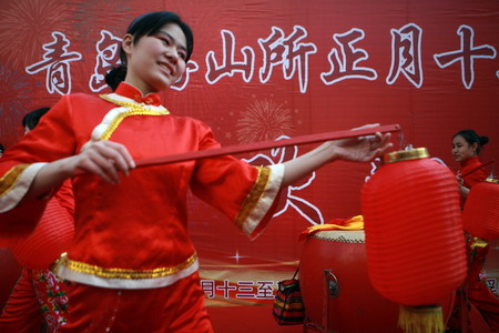 Visitors flock to Qingdao Fushansuo Temple Fair during Spring Festival