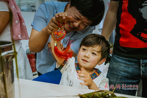 Foreigners take part in Dragon Boat Festival celebrations