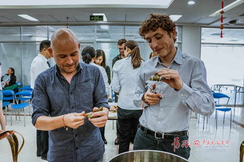 Foreigners take part in Dragon Boat Festival celebrations