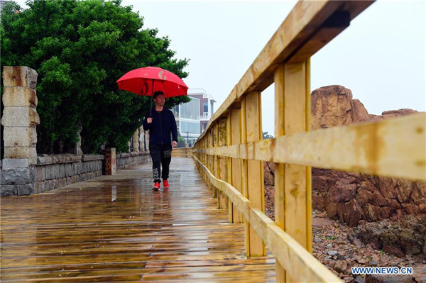 People visit Taipingjiao Park in Qingdao, E China