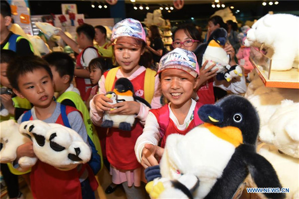 All night camp makes children closer to marine animals in Qingdao