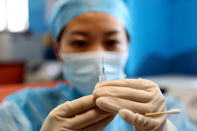 07 医护人员在为相关人员接种新冠疫苗.JPG_副本.jpg
