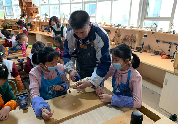 Children in Shinan attend woodworking class