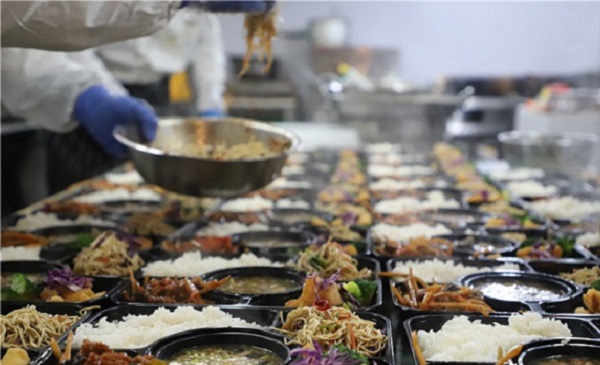 Shinan restaurant offers free lunch to volunteers, sanitation workers