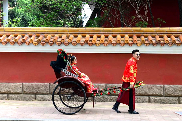 Couples take wedding photos in Qingdao