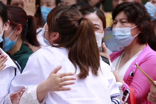 Warm moments seen on first day of gaokao