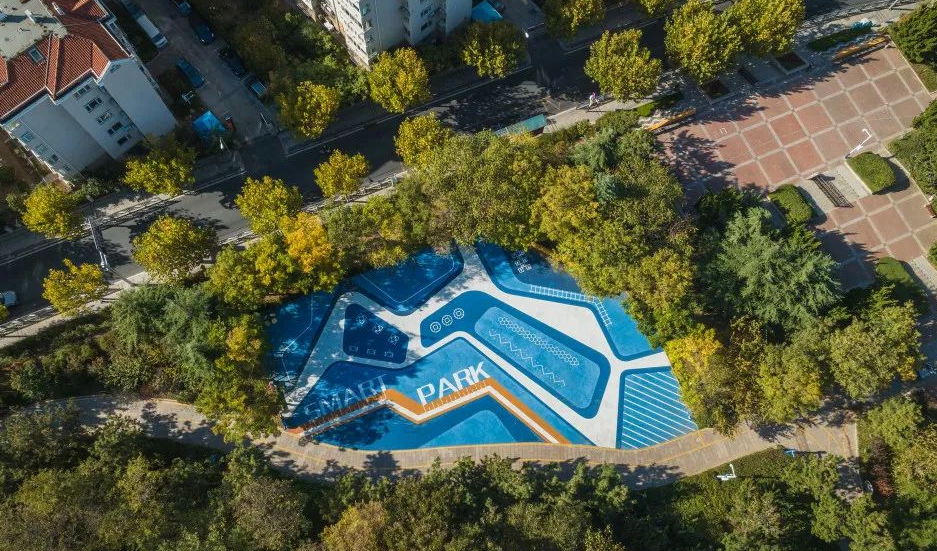 Discover Qingdao's amenities in coastal park