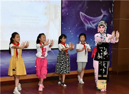 Qingdao theater troupe brings Peking opera to primary school