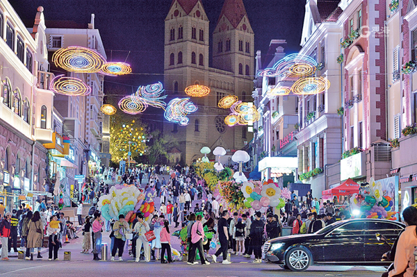 Qingdao's old downtown area bustles during May Day holiday