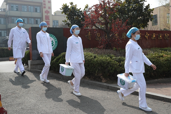02 3月14日，青岛西海岸新区中医医院网约护士在前往患者家中。(张进刚 摄)电话13854260100.jpg
