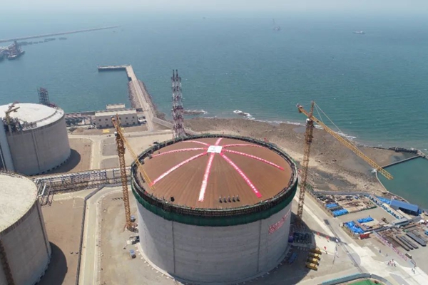 China's largest LNG storage tank completes dome lifting operation in Qingdao