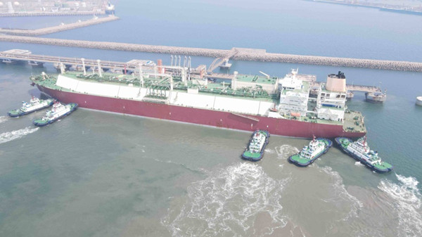 World's largest LNG ship berths at Qingdao 