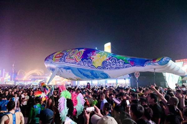 Art parade adds color to Qingdao beer festival