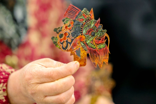 Passing the torch: Qingdao shadow puppet inheritor shares skills