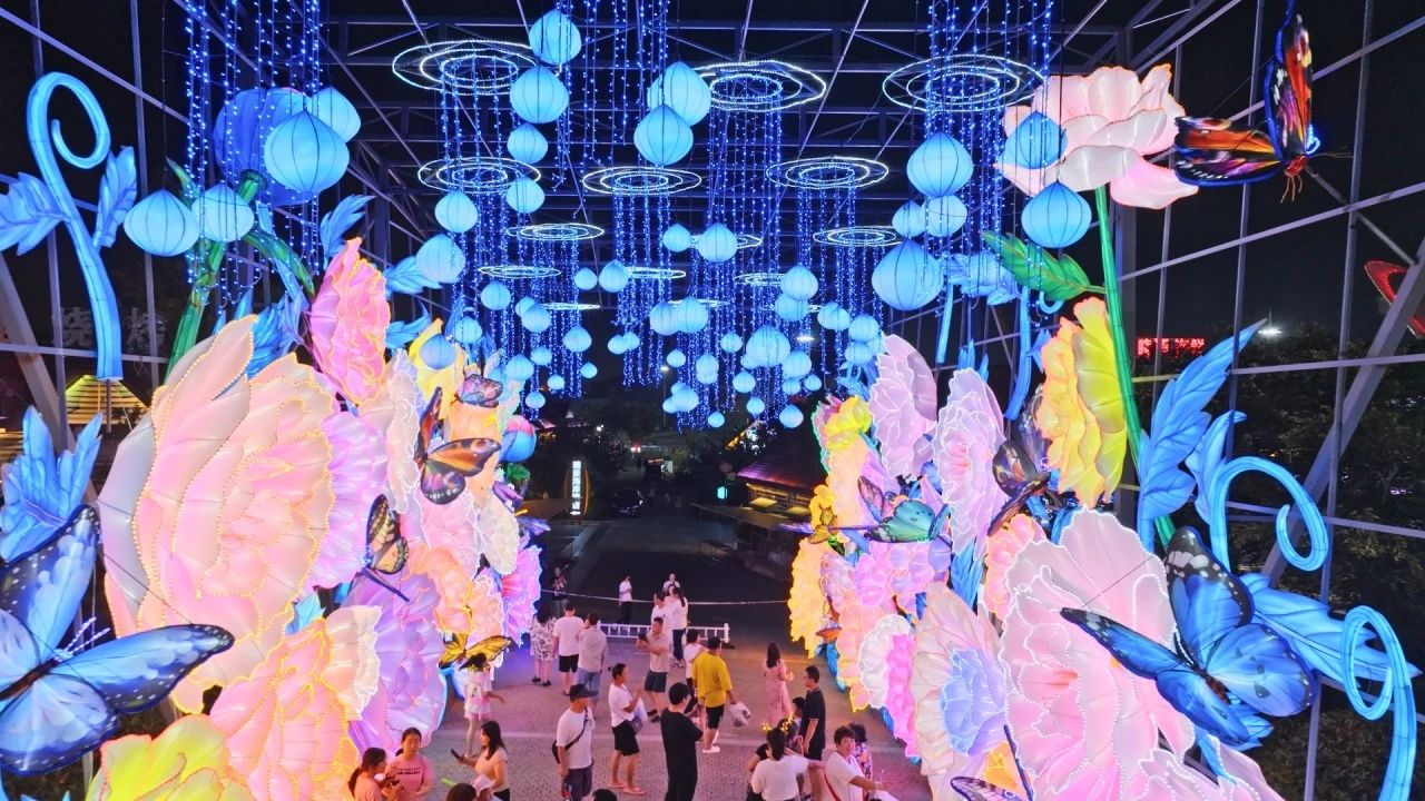 Tech-glow: Qingdao's beer fest shines bright