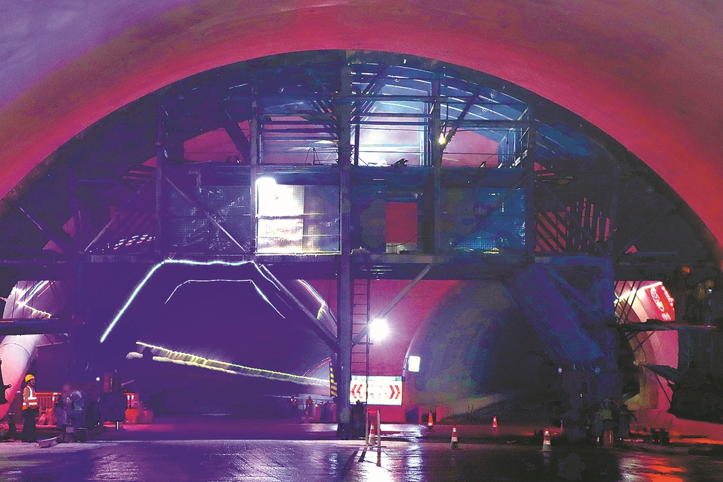 State builders speed up undersea tunnel work