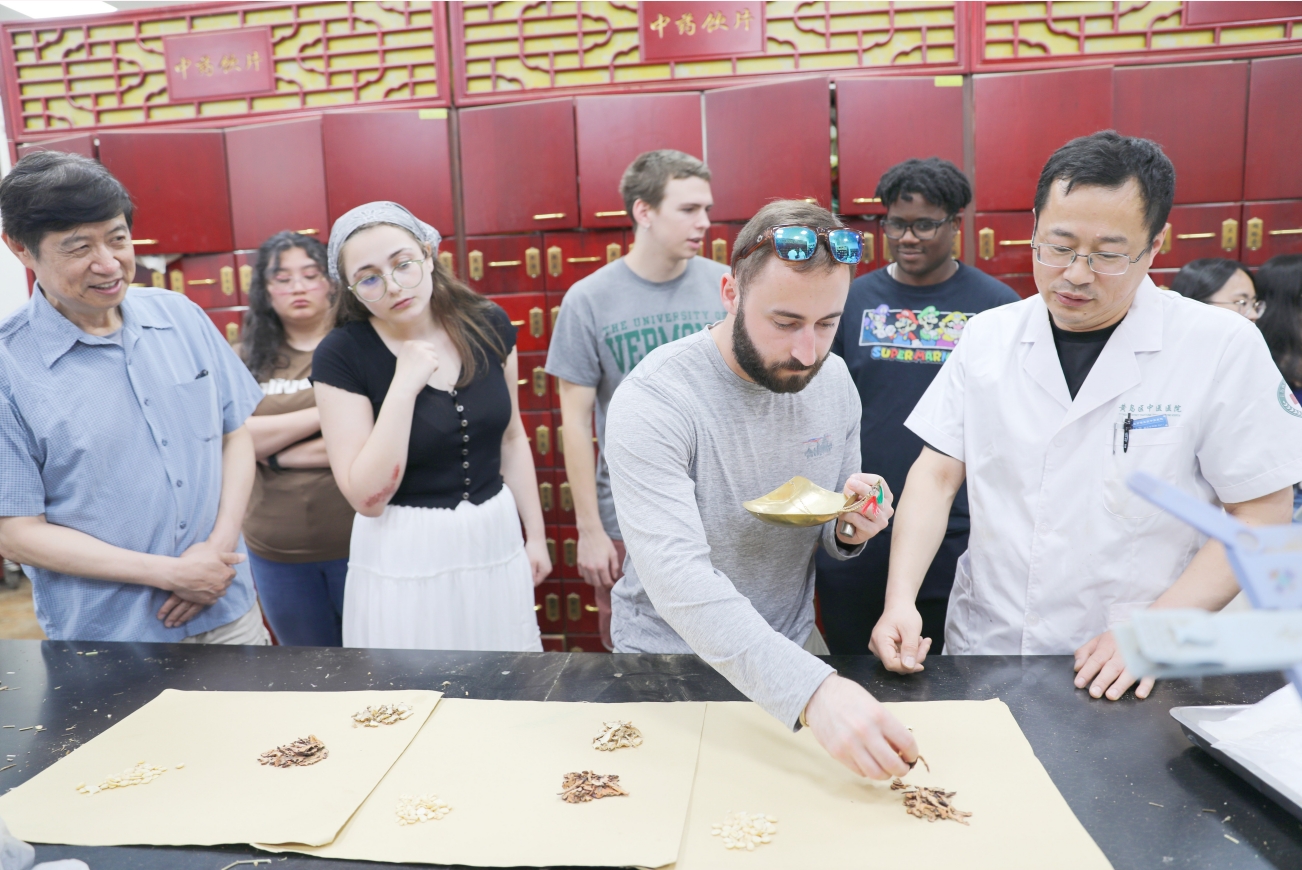 Qingdao immerses intl students in traditional Chinese medicine