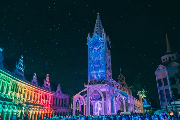 A summer night carnival starts at Mangrove Tree Resort in Qingdao