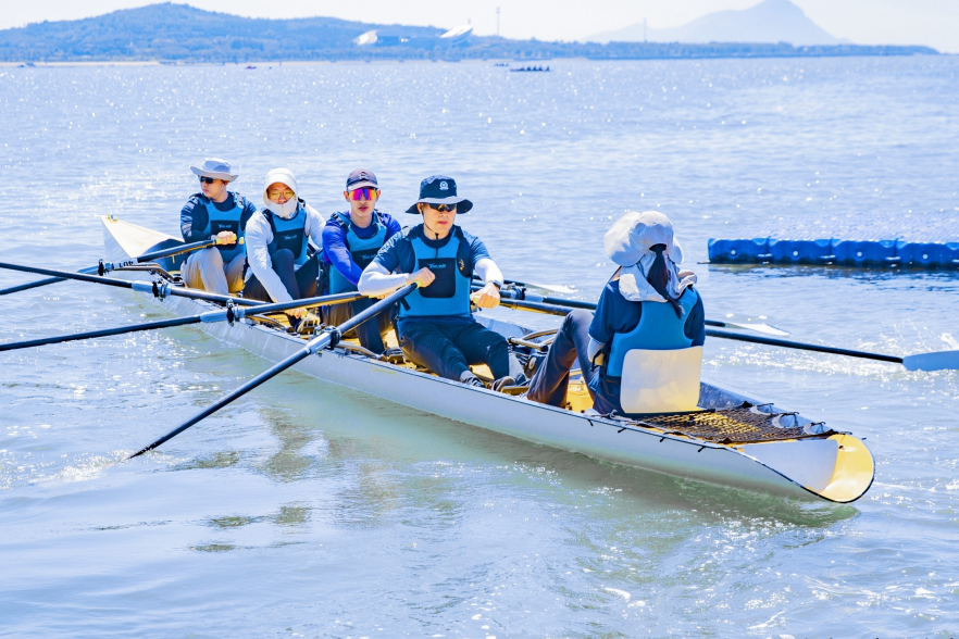 Qingdao West Coast New Area launches first coastal rowing sprint