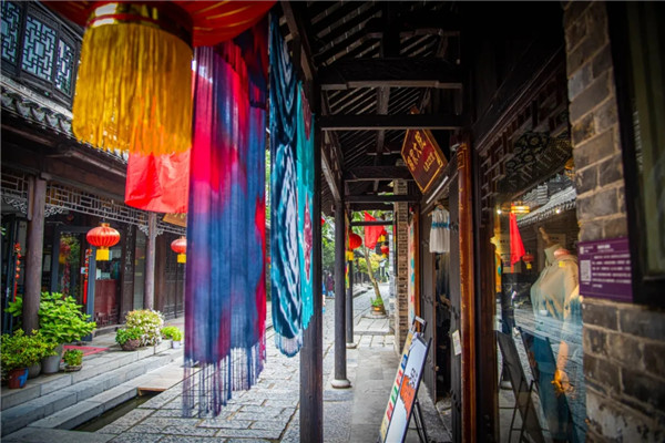 Tie-dye art lights up winter in Taierzhuang