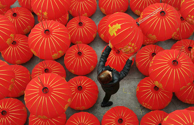 Chinese crafts bring delight to upcoming Lunar New Year