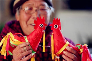 Shandong folk artist makes rooster dolls