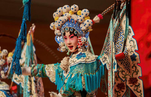 Students perform Peking Opera in Qingdao