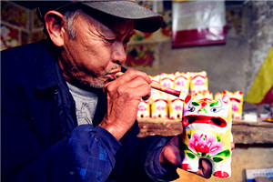 70-year-old villager devoted to painted clay sculpture