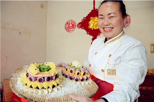 Artisan makes flower cakes for Chinese New Year