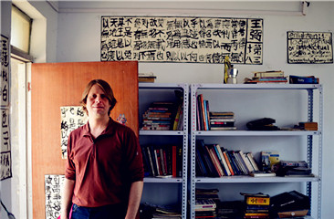 American man translates Chinese classics in 10 years